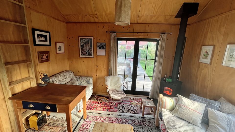 Prvt cottage + cabin + pool on quarter acre section (wood burner, pet friendly)
