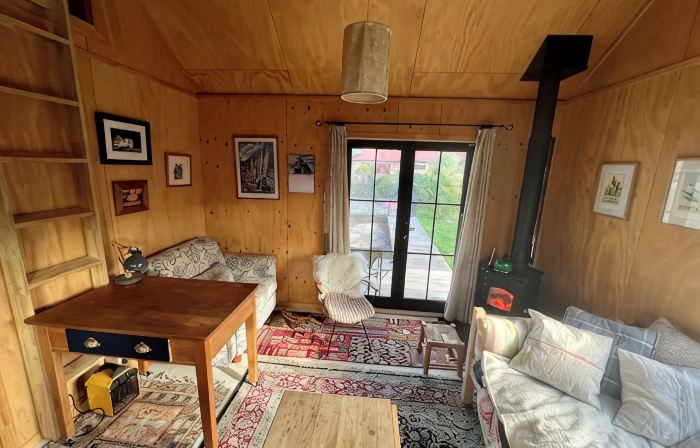 Prvt cottage + cabin + pool on quarter acre section (wood burner, pet friendly)