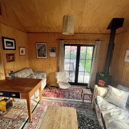 Prvt cottage + cabin + pool on quarter acre section (wood burner, pet friendly)