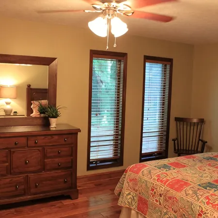 Secluded Luxury Mountain Chalet near downtown Fayetteville