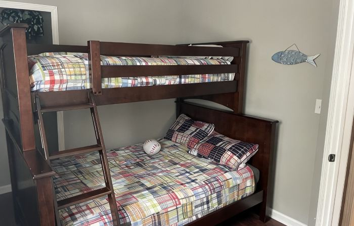 Cozy modern 4 bedroom, 10 min walk to beach & sunset