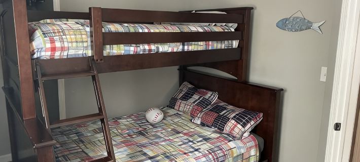 Cozy modern 4 bedroom, 10 min walk to beach & sunset Hotels in Roscommon County