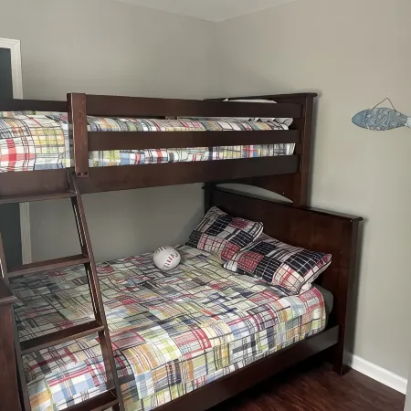 Cozy modern 4 bedroom, 10 min walk to beach & sunset