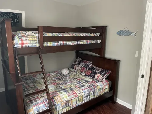 Cozy modern 4 bedroom, 10 min walk to beach & sunset - Wifi