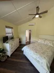 Big Yellow House with Deep Water Dock with Power, and Tesla Backup Power. - Homestay