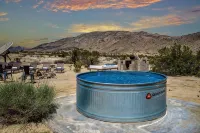 The Joshua Tree Whitmore House + Hot Tub - Homestays
