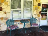 10th St. Bungalow Downtown, Bandera, TX. - 3-Star