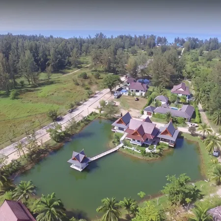 ThaiLife Wellness & Meditation Resort Отели рядом с достопримечательностью «Пляж Бангсак»