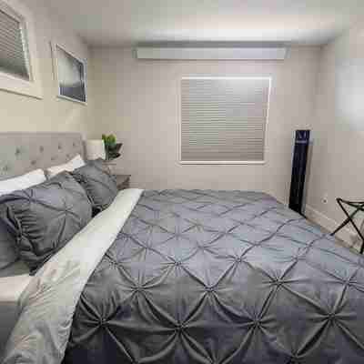 Modern Comfort in Prime Location: Stylishly Remodeled Condo Steps from Downtown Rooms