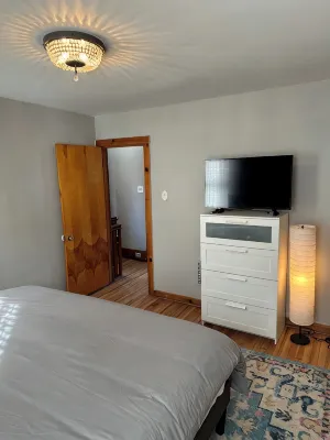 Pittsburgh city views close to all, cozy & bright 1BR - King + Dedicated Office - Bungalow
