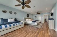 Hot Tub, Kayaks, Underwater Fishing Light! Luxurious Pitch-n-Skip Hideaway! - 4-Star