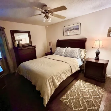 Oxford Town-Close to Campus and Walking Trails-New Furniture!