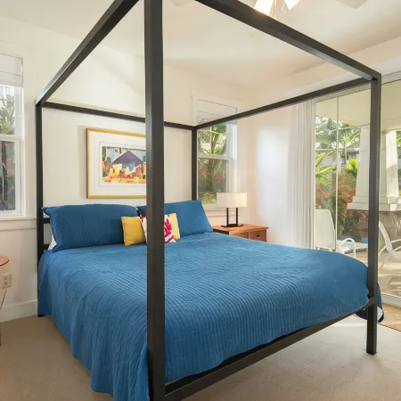 Light and Airy Air Conditioned North Shore Pool Side Condo!