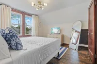 Cottage on Park - Close to Lake!