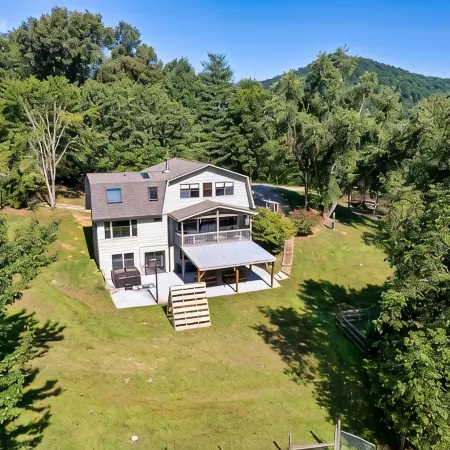Secluded fully renovated large cabin, with gorgeous mountain views, 5BD, 4BA