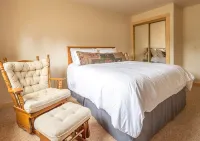 Woodland Views + Spacious Layout + Gameroom // Sleeps 12 in Beds - Hytter