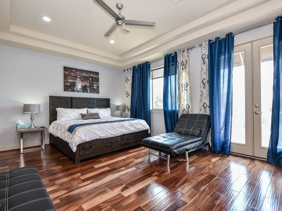The Jamerican Unit B - Downtown Gated Luxury 3-Bedroom 2200 sq ft Townhouse
