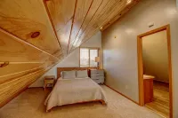 Private - 7 bed 3 bath Lake Cabin +Hot Tub +Dock +2 Pedal Boats +2 canoes +Sauna - 샬레 호텔