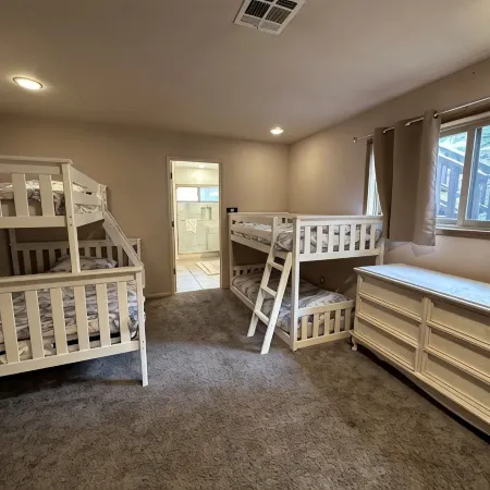 FamilyRetreat, IndoorSpaTub, Newac, 5Mins Walk2Village, LakeAccess, Sleep15