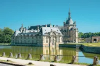Campanile Chantilly - parking