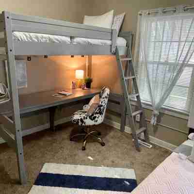 Chic House PC - Updated 3 Bedr close to downtown Rooms