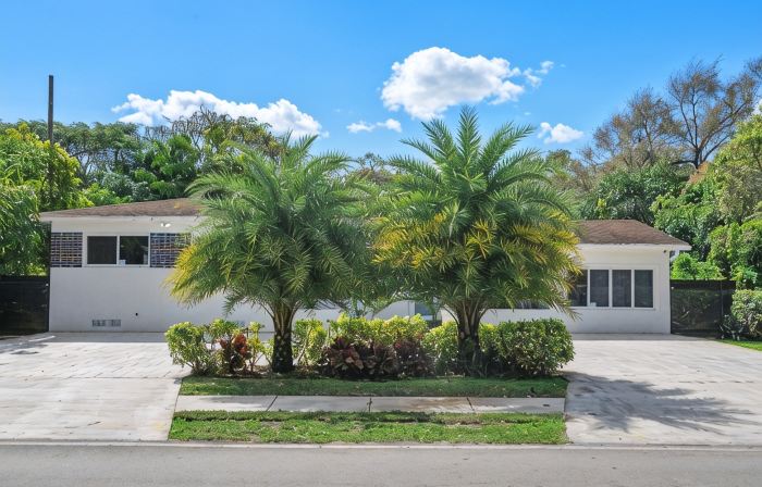 4BR Oasis w/heated pool & arcade!  Pet friendly, groups, couples & families!