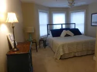 Downtown Traverse City Condo, close to shops, food, recreation, beaches. - ห้องครัว