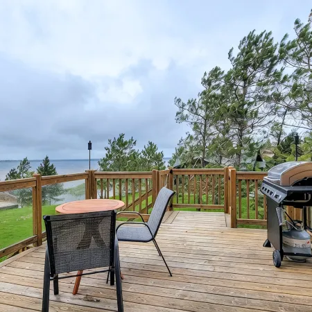 Breezy Hills - Unit 3; Lake Bemidji, King Bed, Kayaks, PB Trail Private Access
