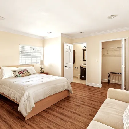 SW Miami Oasis with Playroom & Basketball Hoop