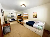 “Big Trees Retreat,” Boasts 5BR/2.5BA, Sleeps-16. 2-level living. Dog friendly! - Feriehus