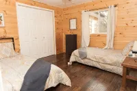 Colonels' Cabin at Ramp 11 Retreat by Concord Sun - Homestays