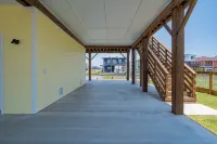 Yellowtail Flats ~ New house on canal in Rockport ~ Great outdoor Space - 4-Star