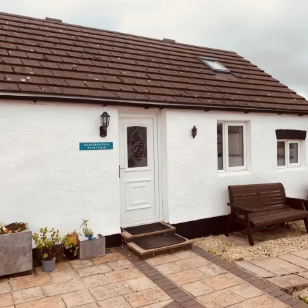 Whitewashed 1 bedroom stone cottage, with king size 4 poster bed. Pet friendly.
