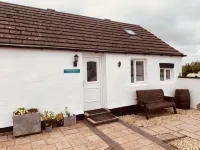 Whitewashed 1 bedroom stone cottage, with king size 4 poster bed. Pet friendly. - Bintang 4