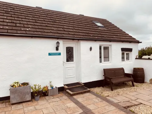 Whitewashed 1 bedroom stone cottage, with king size 4 poster bed. Pet friendly. - Boutique
