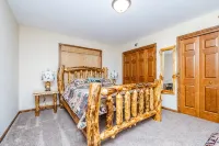 Elina’s  Log Cabin, new on the market, steps from Devil’s Lake State Park. - 4-Star