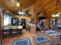 3 Bed Log Cabin, w/2 Jacuzzi, 1 mi to Sdc,  Pool, Nature Trails, Private Lake - 浴缸