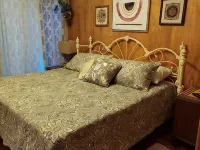 Rock Inn Retreat: E Faye Jones Style: Quartz Wall Bathroom: Open Floor Plan. Hotele w: Sharp County