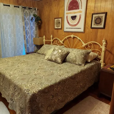 Rock Inn Retreat: E Faye Jones Style: Quartz Wall Bathroom: Open Floor Plan. 샵 카운티 호텔