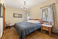 Serene retreat in the Black Hills, AC, Hot Tub, Close to Deadwood - 샬레 호텔