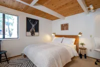 Luxe Tahoe Cabin - Midcentury Modern CLOSE to Lake, Palisades, Edge of Forest - シャレー