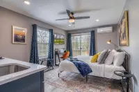 King Suite Condo - Golf Course View! - ブティック