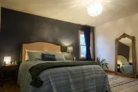 Cosy Nest Welcomes Pets. Comfortable Work-from-Home Space, & Garage Parking. - Condos
