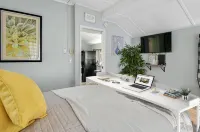 Buttercup Cottage close to downtown Hendersonville fully fenced all pets welcome - Kitchens