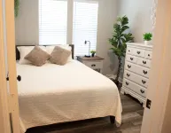 Attractive 2 Bedroom Cottage Centrally Located with Fire Pit - balcony