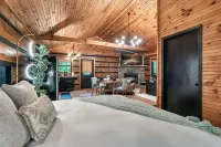 Epic Couples Retreat! Theatre! Waterfall! Jacuzzi! Firepits! - บูติค