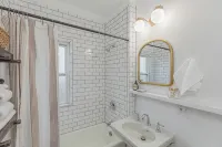 Modern Loft in Historic Birdtown - Unit 7 - Homestays