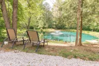 Retro Cabin in Hocking Hills, Ohio w/ Jukebox, Hot Tub & Pond. Dog-friendly! - 4성급