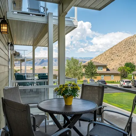 Beautifully Updated Crescent Bar Condo Free Golf