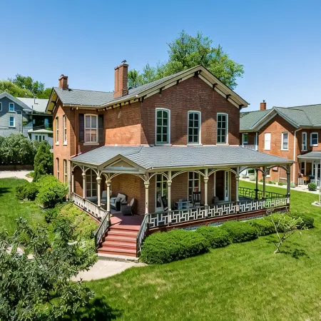Charming Historic 4 Bedroom with Hot Tub